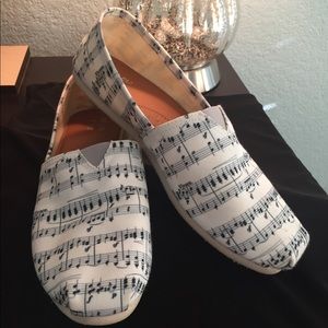 Toms-style music note casual shoes.